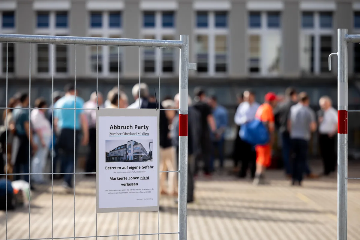 Man sieht einen Zettel auf einer Bauabschrankung mit Informationen zur Abbruch-Party.